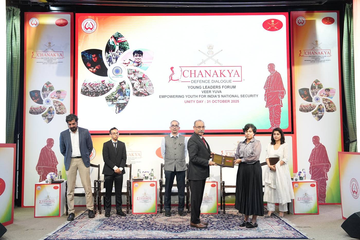 Sanjana Rathi receiving a memento at the Chanakya Defence Dialogue