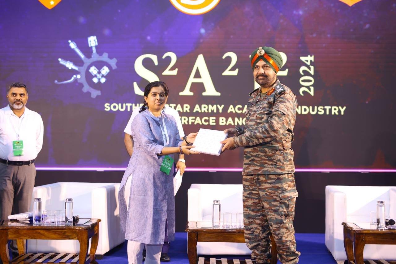 Sanjana Rathi receiving a memento from a senior Army officer at S2A2I2 2024